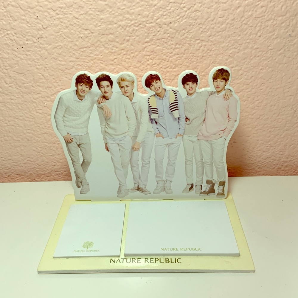 EXO GROUP STANDEE +post it notes